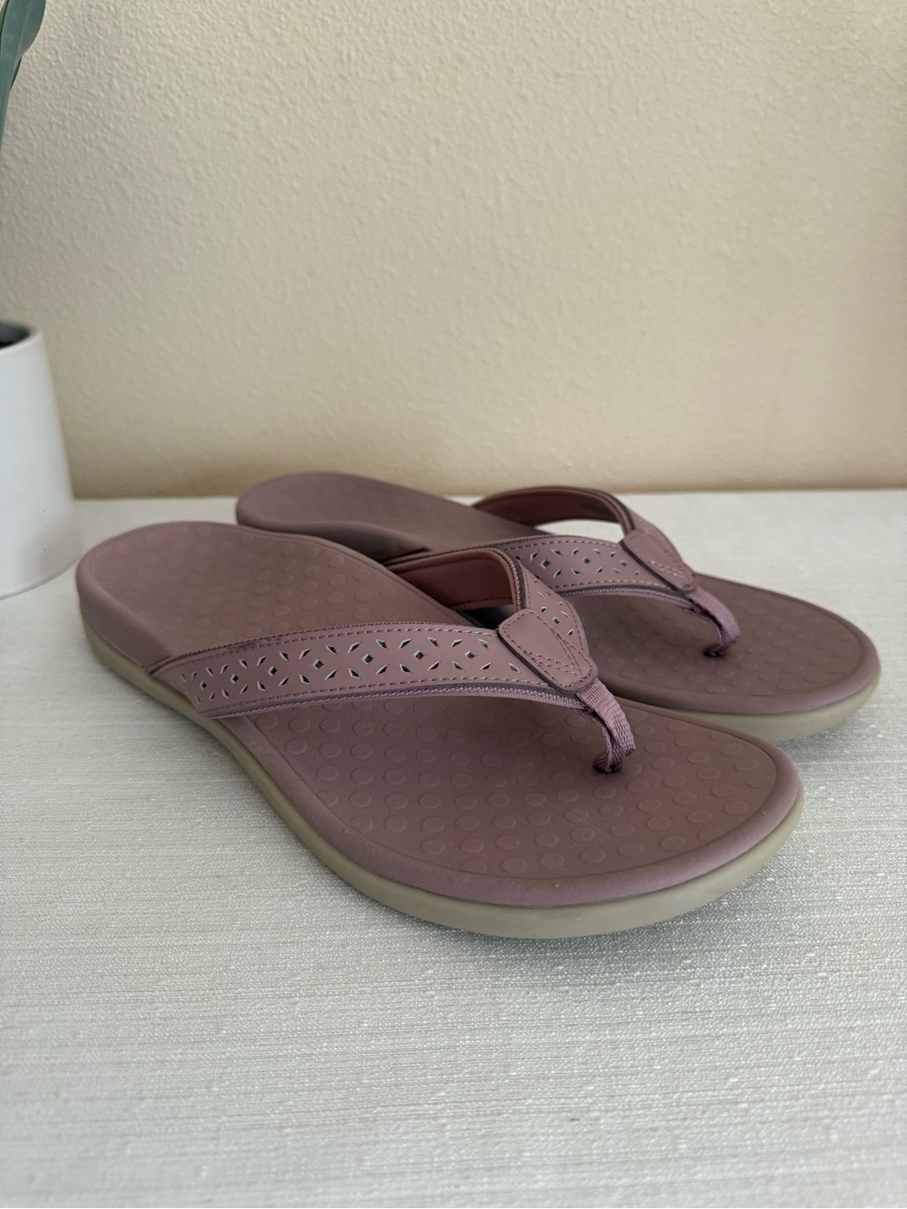 New Vionic Women’s Comfortable Mauve Thong Orthotic Sandals